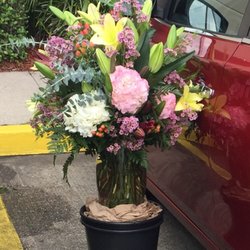 Simply Gorgeous Flowers - This is the beautiful flower arrangement the lady @ rouses super market did on bell chase highway