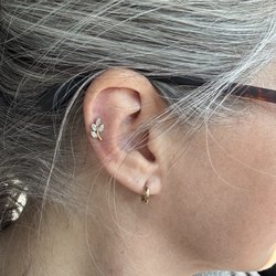MARIA TASH - Mid-helix piercing with diamond vine