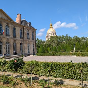 Musée Rodin - Museum building and the gardens. You cam see the Eiffel Tower and the Hôtel des Invalides in the background - Museums Near Me - Paris, 75