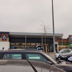 Aldi - Parkplatz gr der Türe