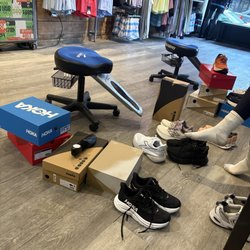 Fleet Feet - Trying on shoes