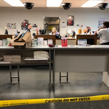 USPS - 1 person working and a line with 20 plus ppl a week before xmas... horrible!! - Post Offices Near Me - Tampa, Florida
