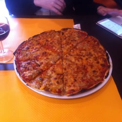 Napoli Pizza - Pizza au thon comme a la maison sans plus . J aurais pu la faire moi même . Sinon la patronne est sympa .