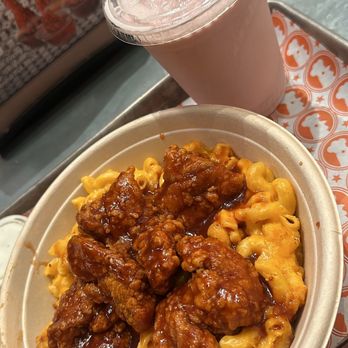 Blue Ribbon Fried Chicken - BBQ Mac & Cheese Bowl 16 oz Milk Shake - Strawberry - Chicken Wings Near Me - New York, New York