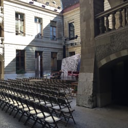 La Rampe Pour Cavaliers - Cour de l'Hôtel-de-Ville