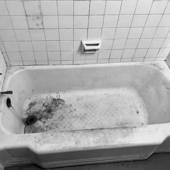 Crown Bath - Older bathtub showing lots of wear and tear (before pic). - Plumbing Near Me - Bradenton, Florida Crown Bath - Older bathtub showing lots of wear and tear (before pic). - Plumbing Near Me - Bradenton, Florida