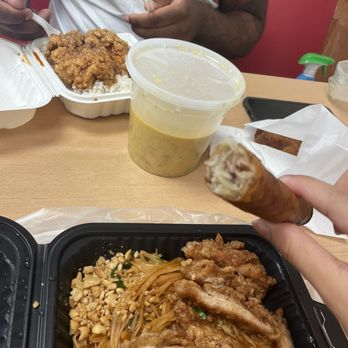 Fort Street Café - Pad Thai and garlic chicken,  Garlic Chicken and Curry Combo, fried rolls - Vietnamese Near Me - Honolulu, Hawaii