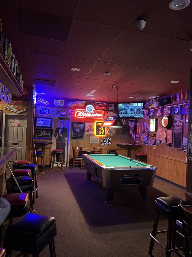 Champ's Lounge Logo