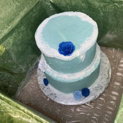 Carrie's Cakes - This is the cake I received. Says she has been doing business for 30 years??