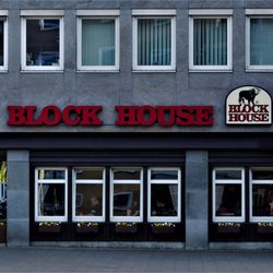 BLOCK HOUSE - Blick von Gegenüber