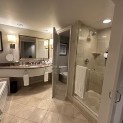 Fairmont Vancouver Airport - Bathroom