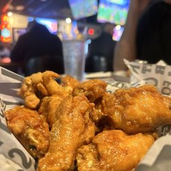 Dinos Sports Lounge - Hot and sweet wings, Wings 10