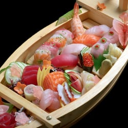 Sushi De Kanpai - Chef's special Boat.
