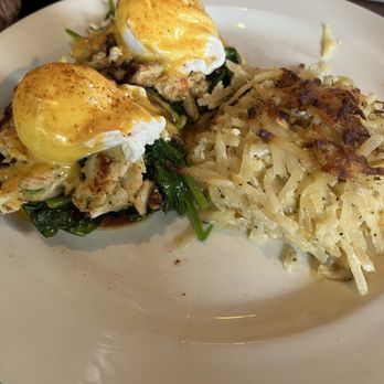 Crosby's Kitchen - Eggs, Benedict and hashbrowns - American Near Me - Chicago, Illinois
