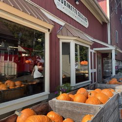 Robinette's Apple Haus & Winery - Outside a gift shop