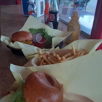 D's Diner - Cheeseburgers - Diners Near Me - Sebastopol, California