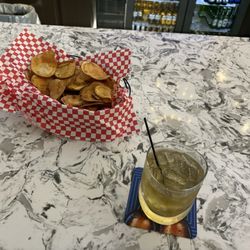 Trader's Grille - Jack Daniel's Lemonade And Pub Chips