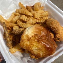 Potnar's Fish & Grill - Wings and fries with dinner roll