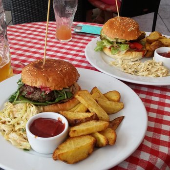 Restauracja Grodzka 15 - Oba serwowane tu burgery. Na pierwszym planie - Grodzka 15, na drugim Classic. - Restaurants Near Me - Lublin, LU Restauracja Grodzka 15 - Oba serwowane tu burgery. Na pierwszym planie - Grodzka 15, na drugim Classic. - Restaurants Near Me - Lublin, LU