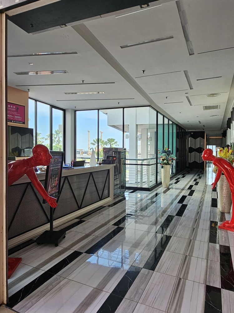 Gurney Paragon Mall
