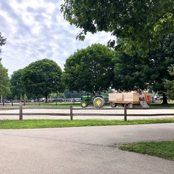 Blackberry Farm - Tractor ride - Parks Near Me - Aurora, Illinois