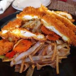 Red Curry Thai Restaurant - Drunken noodle with crispy chicken. Very generous portion!