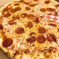Geo's Pizzeria - XL pepperoni pizza - slices are large