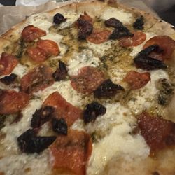 Blue Duck Winery - Wilcat pizza - Pesto, Mozzarella, Pepperoni & Sun Dried tomatoes