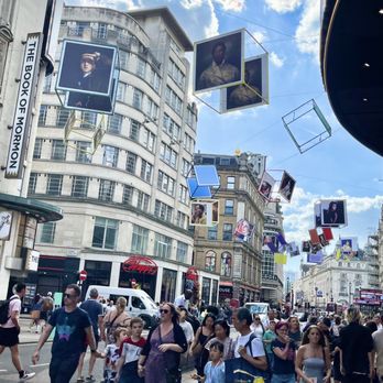 Piccadilly Circus - Aug 2023 - Landmarks & Historical Buildings Near Me - London, XGL