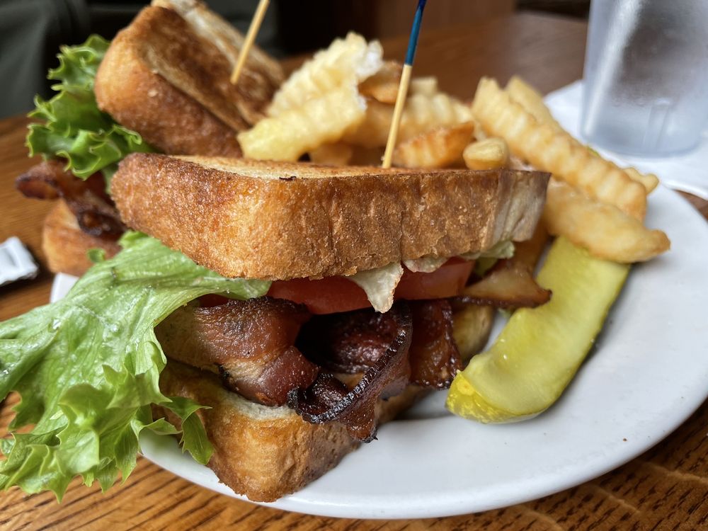 YORKTOWN PUB Updated April 2024 393 Photos & 454 Reviews 540