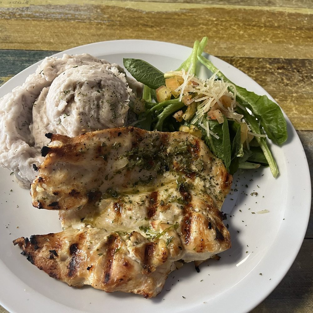 La Cagüeña - Majado de malanga, ensalada y pechuga a la plancha - Breakfast & Brunch Near Me - Caguas, Puerto Rico La Cagüeña - Majado de malanga, ensalada y pechuga a la plancha - Breakfast & Brunch Near Me - Caguas, Puerto Rico