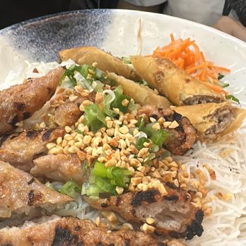 Anh Dao - V7. Vermicelli with grilled pork sausage and egg rolls - Vietnamese Near Me - Toronto, Ontario