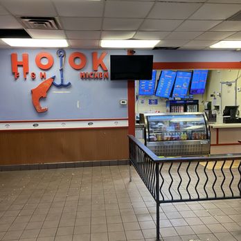 Hook Fish & Chicken - Dirty floor, dim lighting, misaligned menu, broken signage - Chicken Wings Near Me - Minneapolis, Minnesota