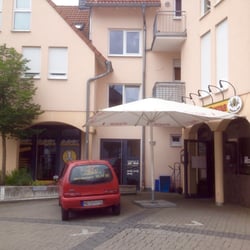 Eis-Cafe Pizzeria Roma - 3 Parkplätze vor der Tür und Lieferservice-Fahrzeug