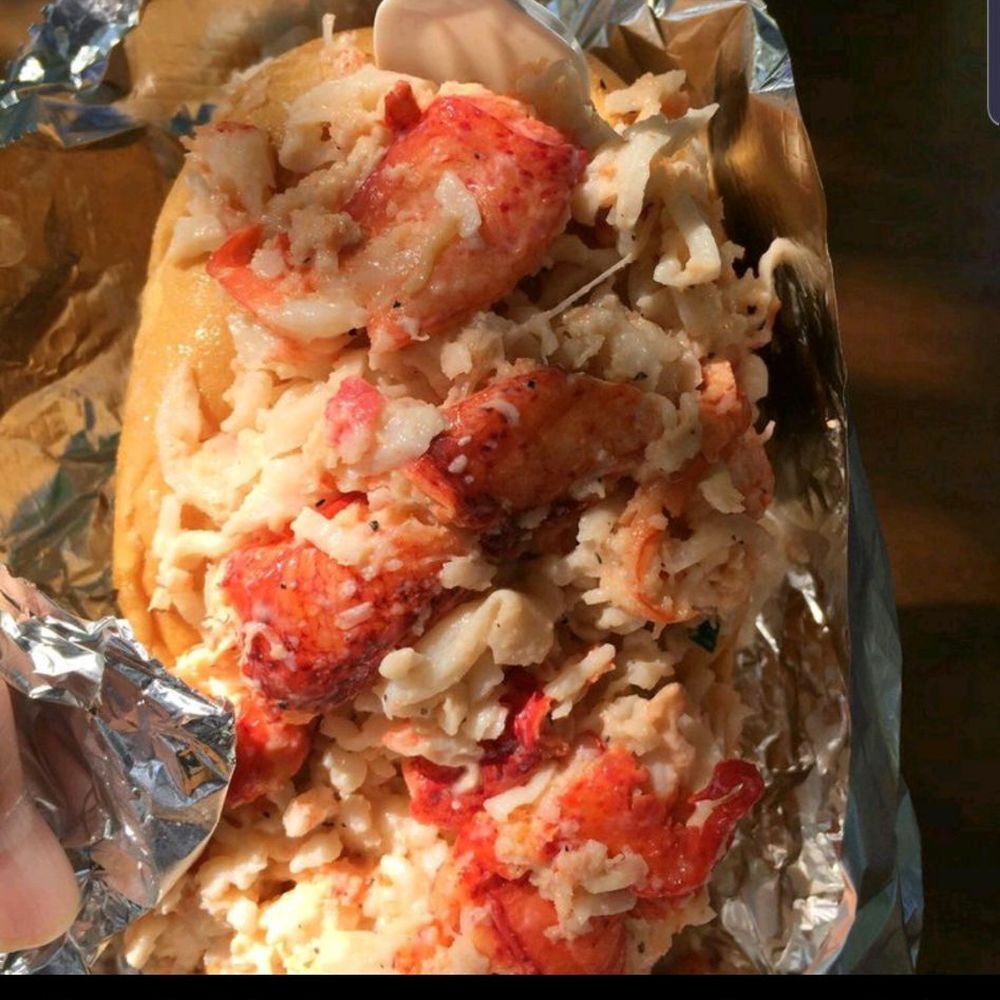 Someone's photo mentioning imitation crab, the next picture I circled fine shreds , lobster meat does not shred like that.