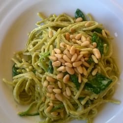 Ollies Bistro - Špenátové tagliolini s gorgonzolou, bazalkovým pestem , čerstvým špenátem a piniovými ořechy