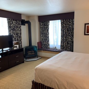 Hotel Aspen - Main bedroom with Wood stove. - Hotels Near Me - Aspen, Colorado Hotel Aspen - Main bedroom with Wood stove. - Hotels Near Me - Aspen, Colorado