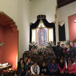St Joseph's Catholic Church - Decoramos el altar del virgen de Guadalupe