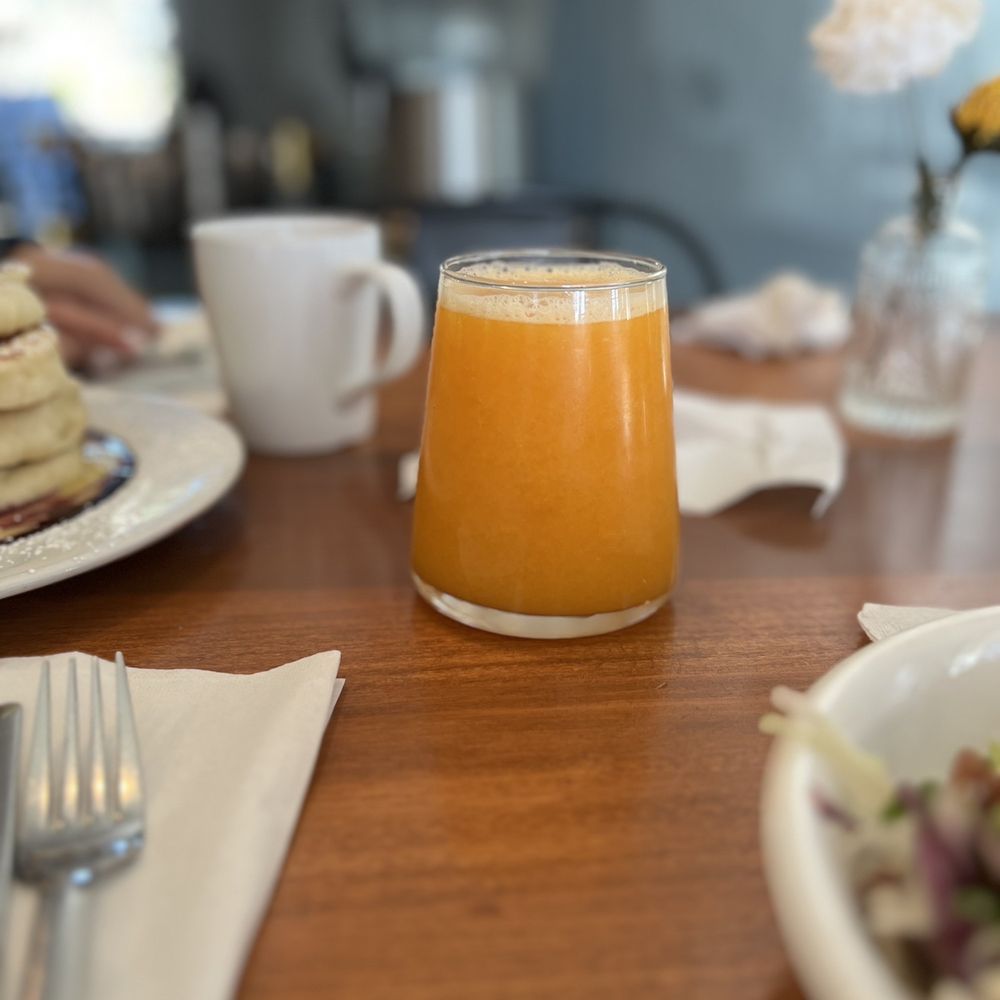 Kitchenette - Fresh squeezed orange juice - Breakfast & Brunch Near Me - Templeton, California