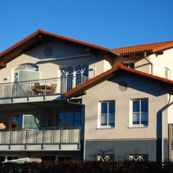 Ferienwohnung Residenz Leuchtturm - Balkon mit elektrischer Markise und Gartenmöbeln