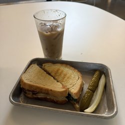 Queermunity - Coffee + Sandwich