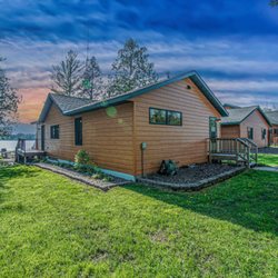 Northern Pines Resort - Lakeside Cabins