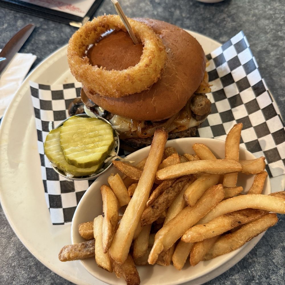 Bronx Burger w. mushrooms/onion ring garnish a good buy (BIG!) Bronx Burger w. mushrooms/onion ring garnish a good buy (BIG!)