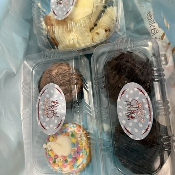 Sweet Red Peach - Oreo, chocolate and confetti cupcakes and banana pudding cheesecake. - Custom Cakes Near Me - Santa Clarita, California Sweet Red Peach - Oreo, chocolate and confetti cupcakes and banana pudding cheesecake. - Custom Cakes Near Me - Santa Clarita, California