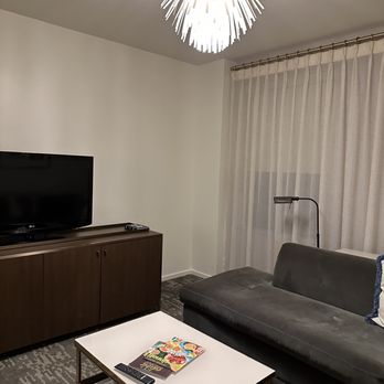 21c Museum Hotel Cincinnati - Living room - Hotels Near Me - Cincinnati, Ohio