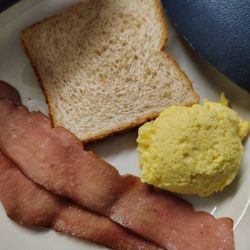 Gateway Medical Group - Whatever you do don't get admitted at Gateway Hospital unless you want to starve this is gross.