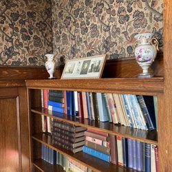 The Inn at Irwin Gardens - Library in our room