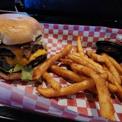 Sweet Home Bar & Grill - Cheeseburger
