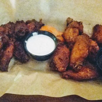 Broken Barrel Bar - Wings - Smoked over oak logs & fried crispy - Sports Bars Near Me - Chicago, Illinois