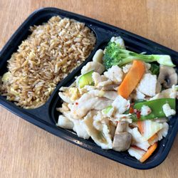 China Garden - Chicken With Mixed Veggies Lunch - Two Sides Included but Not Shown